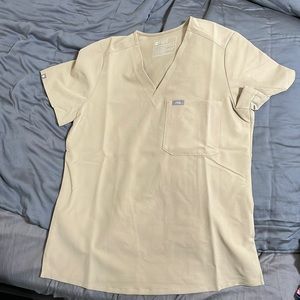 Figs catarina one pocket top in sandstone